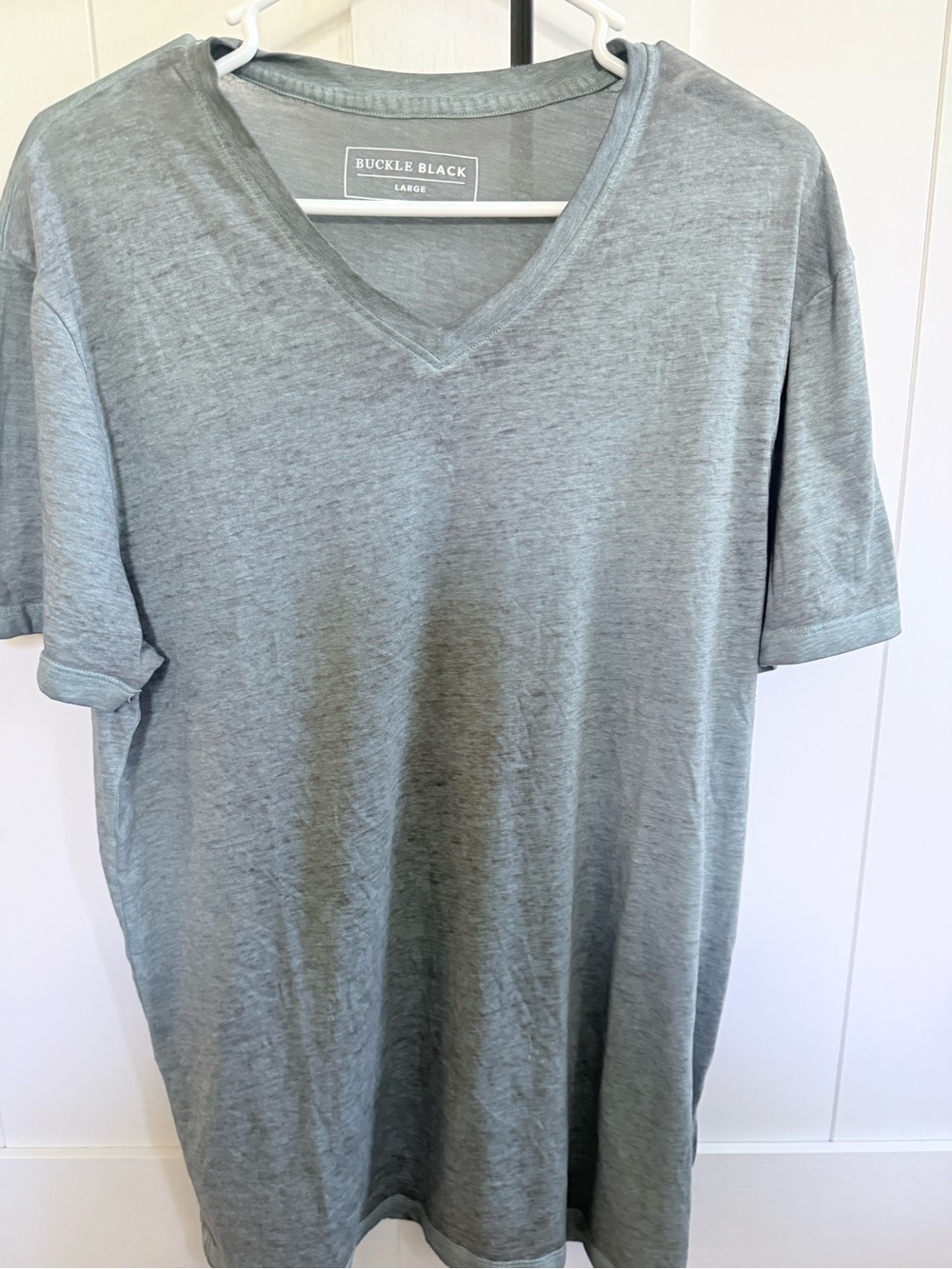 Buckle Mens Short-Sleeve V-Neck Tee in Light Gray-Green